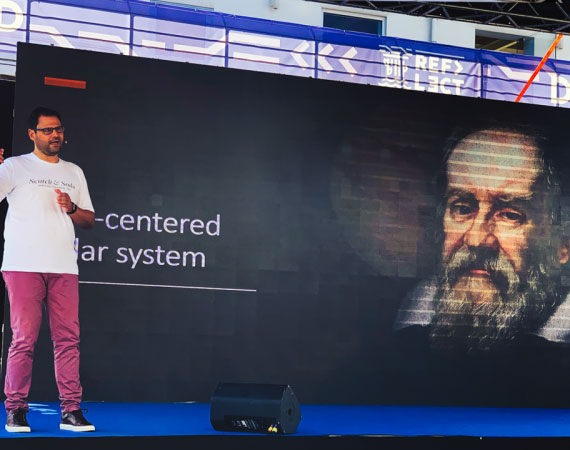 Isidoros Sideridis on stage presenting the latest scientific & technology advancements