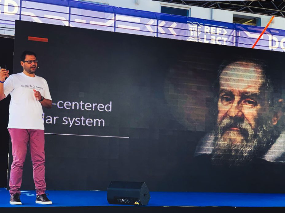 Isidoros Sideridis on stage presenting the latest scientific & technology advancements